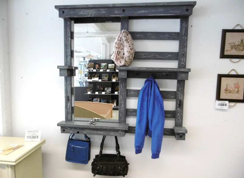 Paletten Garderobe mit Spiegel