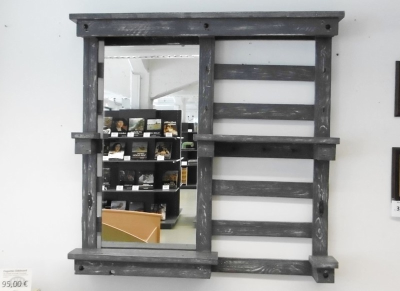 Paletten Garderobe mit Spiegel