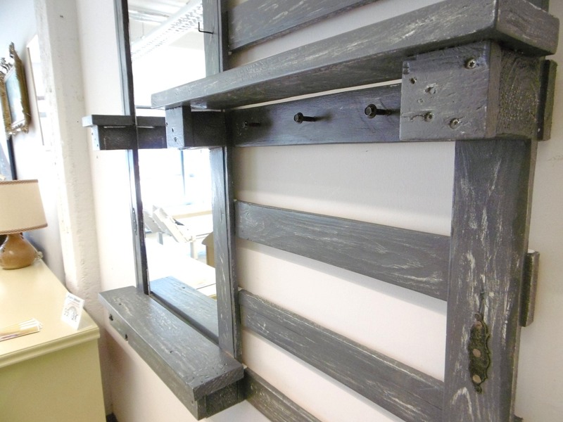 Paletten Garderobe mit Spiegel
